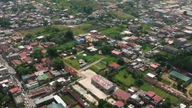 Marawi şehrinin havadan aşağı manzarası ve caddelerde yoğun bir hayat. Mindanao, Filipinler.
