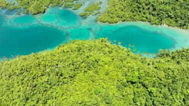 Güzel şeffaf turkuaz lagünü olan tropik adalar. Tinago Adası. Mindanao, Filipinler.