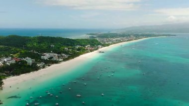 Boracay Adası 'ndaki White Beach Yolu. Turkuaz berrak su ve tekneler. Filipinler.