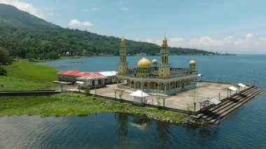 Linuk Mescidi 'nin havadan görünüşü Lanao del Sur' daki Lanao Gölü yakınlarında bir cami. Mindanao, Filipinler.