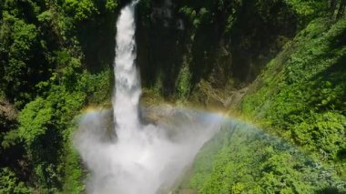 Sebu Gölü 'ndeki Hikong Bente Şelaleleri' nin aşağı manzarası. Gökkuşağı doğada var. Mindanao, Filipinler.