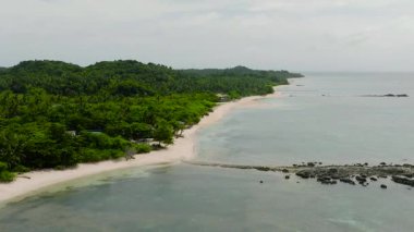 Santa Fe, Tablas, Romblon 'daki sahil beldesinde güzel beyaz kum ve mercan resifleri. Filipinler.