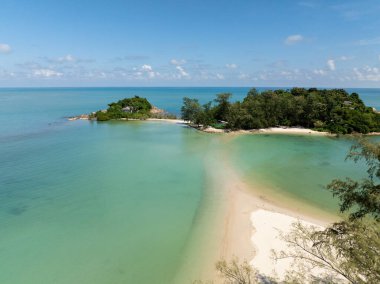 Berrak mavi gökyüzünün altında turkuaz sularla çevrili yemyeşil bir ada. Bo Put. Koh Samui, Tayland.
