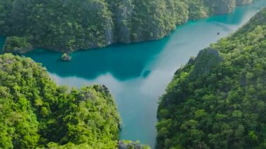 Kayangan Gölü 'nün etrafındaki muhteşem kireçtaşı dağlarının havadan görünüşü. Coron, Palawan. Filipinler.