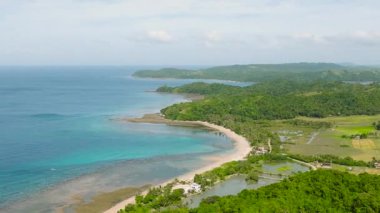 Beyaz kumları ve tarlaları olan sahil beldeleri. Santa Fe, Tablas, Romblon. Filipinler.