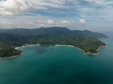Zümrüt suları yemyeşil ve dağlarla çevrili iki tropikal körfezin havadan görünüşü. Ko Pha Ngan, Tayland.