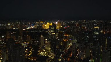 Gece siluetine sahip Manila, hareketli caddelerini, aydınlık binalarını ve dinamik şehir yaşam tarzını ön plana çıkarıyor. Metro Manila, Filipinler.