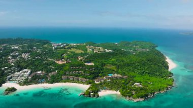 Panoramik manzara yemyeşil, tatil köyleri ve canlı turkuaz denizi gösteriyor. Boracay Adası, Filipinler.
