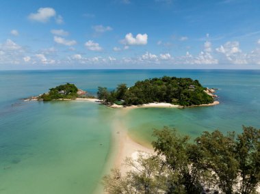 Turkuaz suları, kumlu plajları ve güneşli gökyüzünün altında yemyeşil yemyeşil olan tropik adalar. Koh Samui, Tayland.