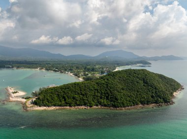 Bereketli yeşil bitki örtüsü ve turkuaz sularla çevrili küçük bir iskelesi olan çarpıcı bir sahil bölgesi. Lipa Noi. Koh Samui, Tayland.
