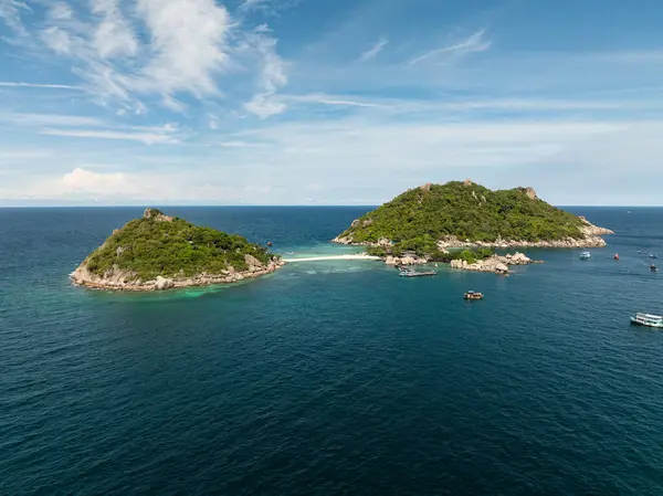 Turkuaz sular ve yemyeşil sularla çevrili kumlu bir plaja bağlı ikiz adalar. Ko Nang Yuan, Tayland.