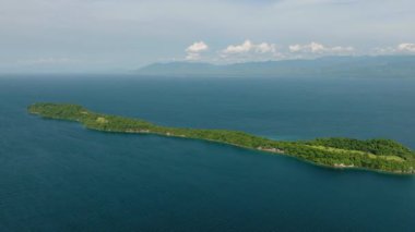 Mavi okyanusla çevrili tropikal adanın güzel doğası. Samal Adası. Davao, Filipinler. Deniz Burnu.