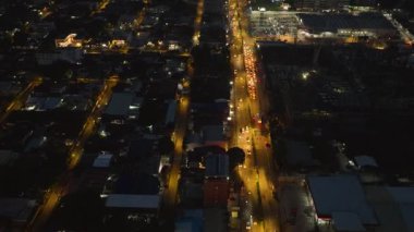 Otobanın her tarafında güzel ışıklar olan şehir manzarası. Davao Şehri, Filipinler. Mindanao..