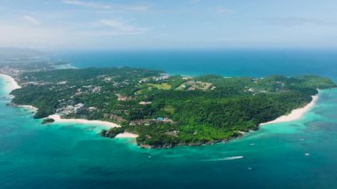 Turkuaz sulara bakan yemyeşil yemyeşil tatil beldeleri. Boracay Adası, Filipinler.