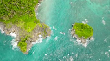 Kayalık kıyıları ve canlı yeşil adaları çevreleyen berrak turkuaz suların havadan görünüşü. Boracay Adası, Filipinler.