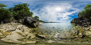 Tropik sahilde kayalıklarda dalgalar. Cobrador Adası. Romblon, Filipinler. VR 360.