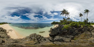 Temiz su ve mercanlarla sahilin manzarası. Romblon, Filipinler 'deki Carabao Adası. VR 360.