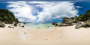 Temiz su ve dalgalı Boracay kumlu plajı. Malay 'da bir ada, Aklan. Filipinler. VR 360.