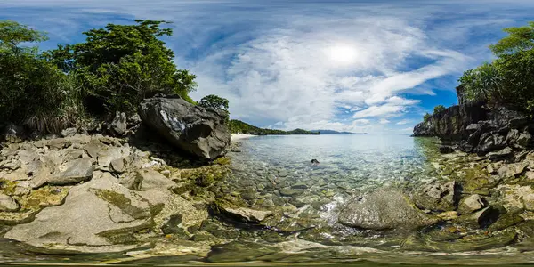 Tropik sahilde kayalıklarda dalgalar. Cobrador Adası. Romblon, Filipinler. VR 360.