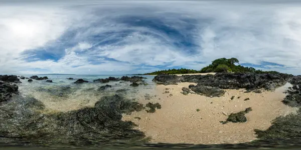 Okyanus dalgaları Santa Fe, Romblon 'daki kayaların ve kumların üzerine düşüyor. Filipinler. VR 360.