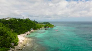 Yeşil tepeleri, turkuaz suları ve kıyı şeridi yakınlarındaki canlı mercan resifleri olan tropik plajlar. Boracay Adası, Filipinler.
