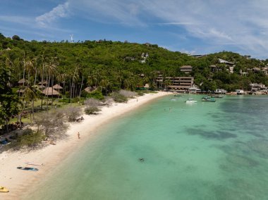 Bereketli yeşillik ve turkuaz su ile beyaz kumsal, rahatlamak için ideal. Tayland, Koh Tao.