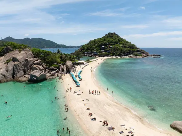 Turkuaz suları, kayalık kıyıları ve parlak güneşli gökyüzünün altında yemyeşil yemyeşil olan tropik bir göl. Tayland, Koh Tao.