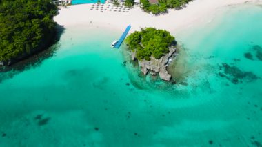 Turkuaz su ve kumsalla çevrili yemyeşil bir ada. Punta Bunga Plajı, Boracay Adası, Filipinler.