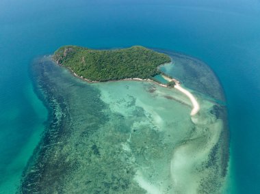 Resiflerle çevrili berrak sularla çevrili tropik bir ada ve eğimli bir kumlu sahil şeridi. Ko Pha Ngan, Tayland.