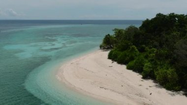 Mantigue Adası 'nın beyaz plajında uçuyor. Camiguin, Filipinler. Seyahat hedefi.
