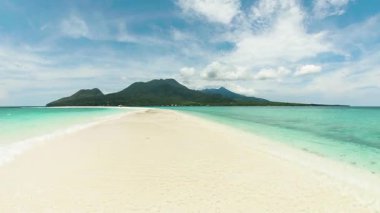 Okyanus dalgaları Camiguin, Filipinler 'deki Sandbar' a çarpışıyor. Beyaz Ada.