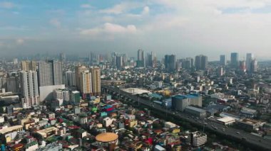 Şehir manzarasının hava görüntüsü önemli binalar ve yüksek kentsel yoğunluk. Metro Manila, Filipinler.