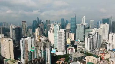 Gökdelenler gökdelenler ve aşağısı hareketli bir şehir. Metro Manila, Filipinler.