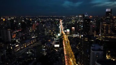 Yüksek binaları ve işlek otoyolları olan metropolün gece görüşü. Bangkok, Tayland.