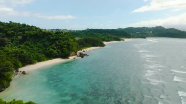 Yeşillik ve berrak turkuaz sularla çevrili gizli bir tropikal sahil koyuna. Ilig Iligan Sahili. Boracay Adası, Filipinler.
