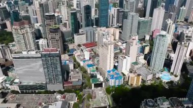 Modern mimari binalar ve yeşillik parçalarıyla gökyüzü. Metro Manila, Filipinler.