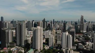 Bangkok 'taki gökdelenlerin gökyüzü altında modern bir ufuk çizgisi oluşturan gökyüzü manzarası. Bangkok, Tayland.