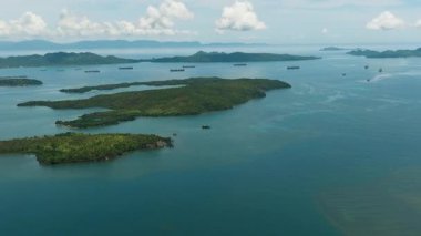 Kargo ve ticaret gemisiyle birlikte Sea Bay. Mavi gökyüzü ve bulutlar. Mindanao, Filipinler.