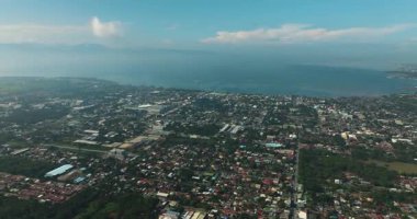 Filipinler, Mindanao 'daki General Santos şehrine gündüz kuşları bakıyor. Şehir manzarası.