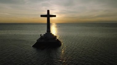 Günbatımı ve bulutlar Camiguin Adası 'ndaki Batık Mezarlık' ın üzerinde. Filipinler. Seyahat kavramı.
