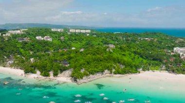 Beyaz Kum Sahilleri ve turkuaz berrak su, tekneler, hava manzaralı. Boracay Adası. Filipinler.