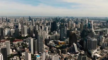 Canlı kentsel yollarla çevrili modern mimari binaların yer aldığı şehir silüeti. Bangkok, Tayland.