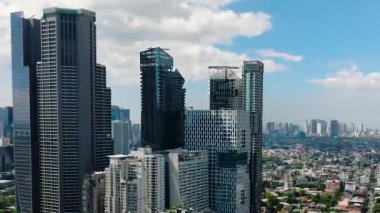 Gökdelenleri ve yüksek kuleleri olan Makati Şehri. Metro Manila, Filipinler.