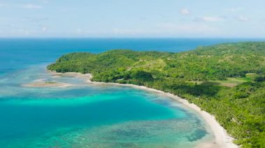 Turkuaz deniz suyunun altında beyaz kumlu ve mercanlı plajlar. Santa Fe, Tablas, Romblon. Filipinler.