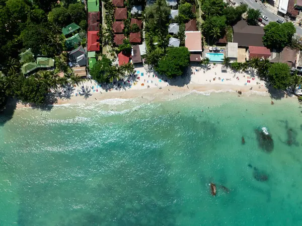 Palmiye ağaçları ve turkuaz sularla çevrili kumlu plajların ve tatil yerlerinin üst manzarası. Koh Samui, Tayland.