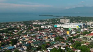 Şehrin dört bir yanındaki modern binalar Davao 'da. Mindanao, Filipinler.