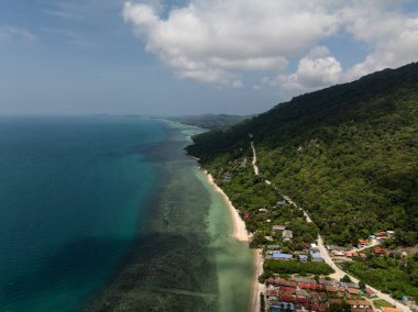 Dolambaçlı yolu olan yeşil kıyı şeridi, ormanlık tepeler ve kumlu sahillerle buluşan turkuaz sular. Ko Pha Ngan, Tayland.