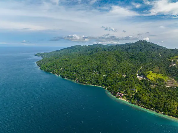 Tropikal ada, derin mavi deniz ve dalgalar. Samal Adası. Davao, Filipinler.