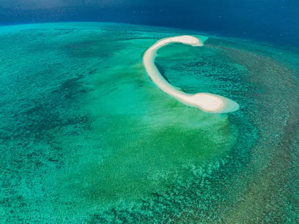 Yeşil okyanus suyu ve mercan resifleriyle çevrili tropikal bir manzara. Beyaz Ada. Camiguin, Filipinler.