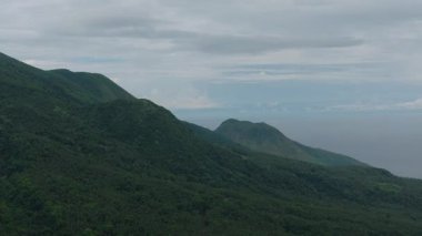 Camiguin Adası 'nda dağları ve ormanı olan tropik bir yer. Filipinler.